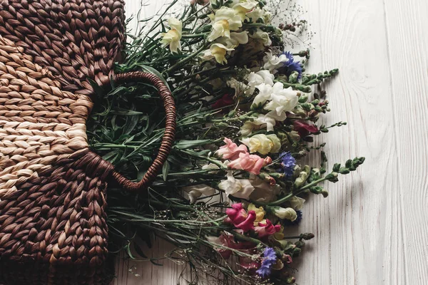 Красивые полевые цветы в плетеной сумке — стоковое фото
