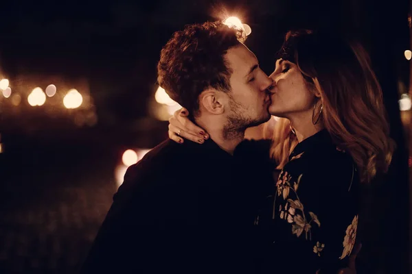 Пара целуется на ночной улице — стоковое фото