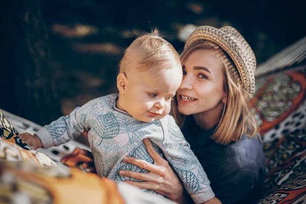 Bébé garçon avec jeune mère — Photo