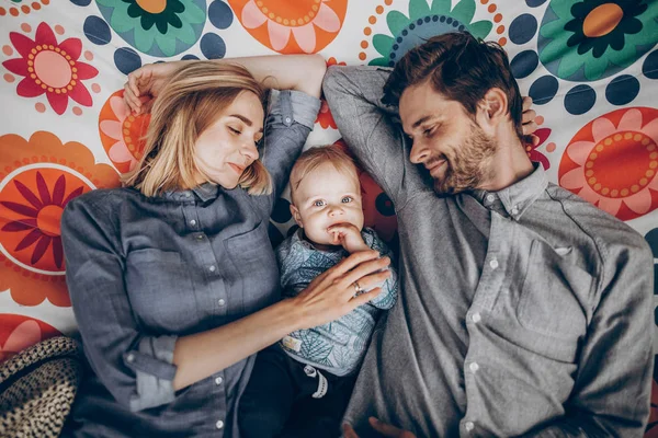 Aranyos család pihen a boho függőágy — Stock Fotó