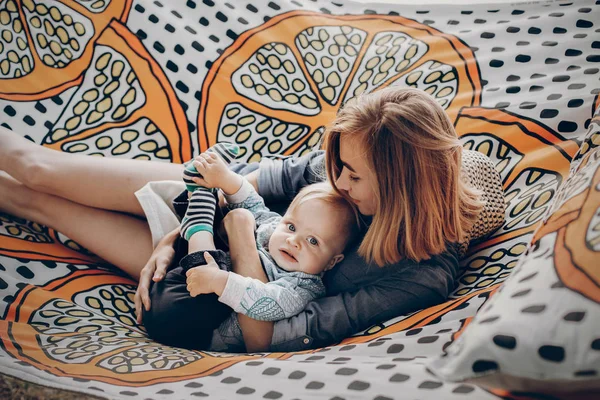 Giovane madre su amaca con bambino — Foto Stock