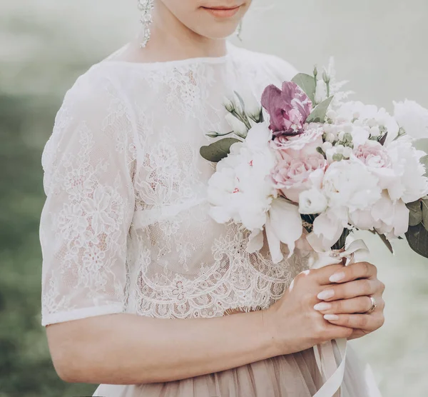 şık gelin buketi ile.