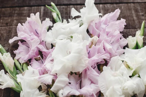 Gladioli su sfondo di legno — Foto Stock