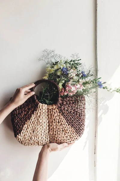 Mano sosteniendo flores silvestres — Foto de Stock