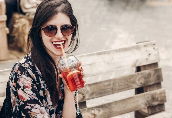 Mulher hipster elegante em óculos de sol com lábios vermelhos bebendo limão — Fotografia de Stock