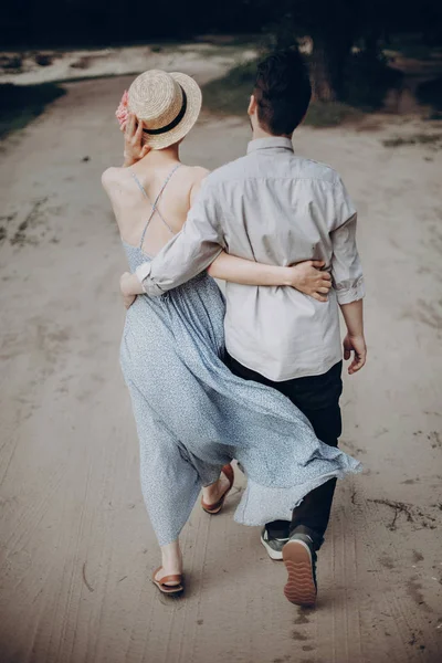Par som går i parker – stockfoto