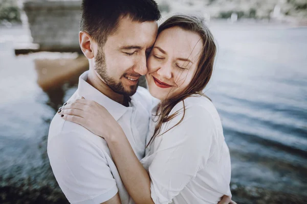 Mulher e homem em roupas da moda — Fotografia de Stock