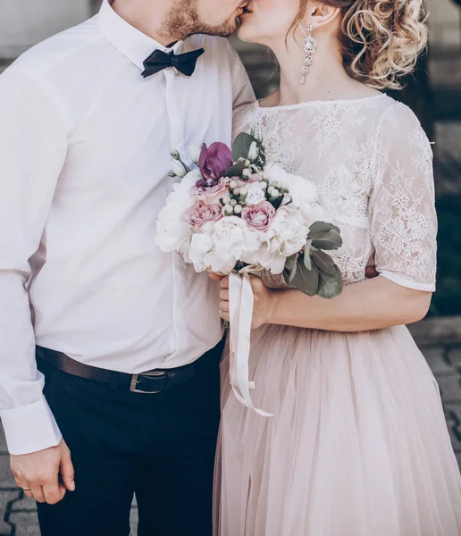 Couple de mariage avec bouquet — Photo