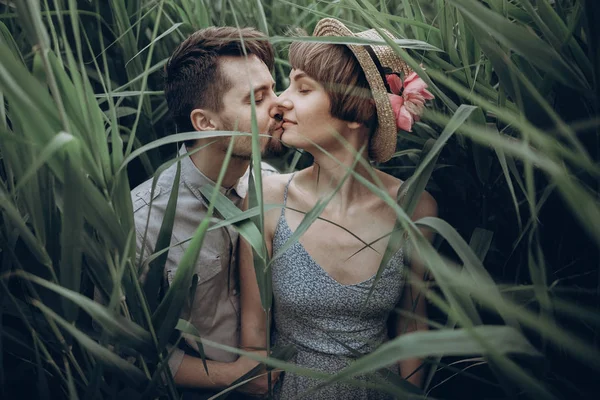 Пара обнимается на озере в трости — стоковое фото