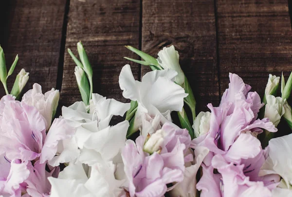 Gladioli su sfondo di legno — Foto Stock