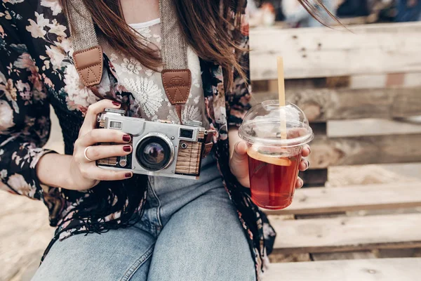 Девушка держит камеру и лимонад — стоковое фото