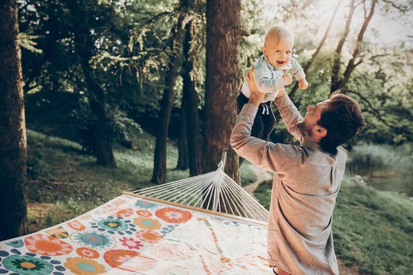 Pai brincando com seu filho — Fotografia de Stock