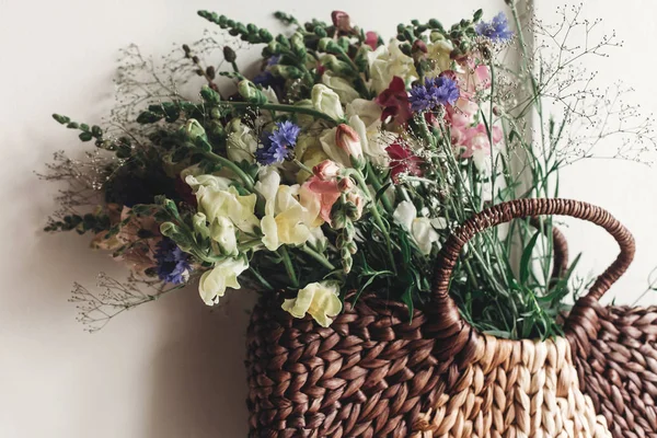 Полевые цветы в плетеной корзине — стоковое фото