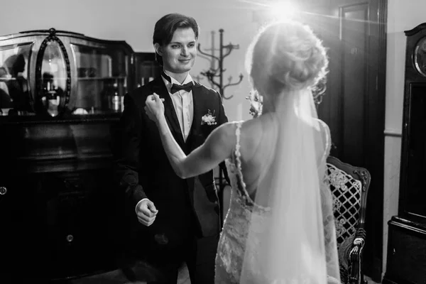 Sposo guardando bella sposa — Foto Stock
