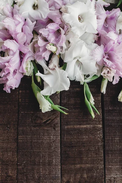 Biglietto di auguri con gladioli a colori — Foto Stock