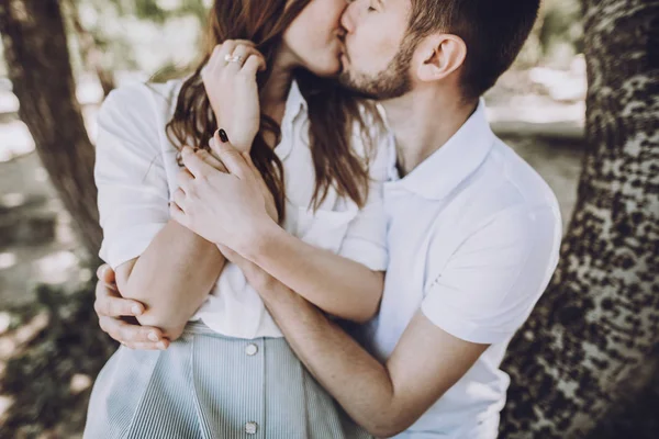 公園でキスの愛のカップル — ストック写真