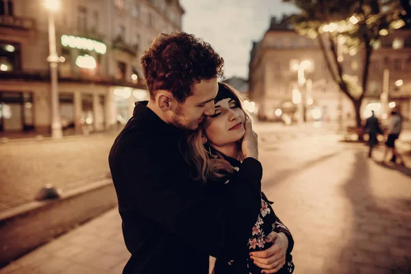 Homem segurando mulher ao ar livre — Fotografia de Stock