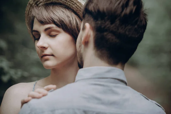 Pareja abrazando en bosque . —  Fotos de Stock