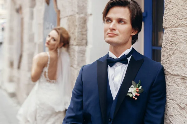Brudgummen med bruden på bakgrund — Stockfoto