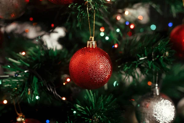 Kugeln am Weihnachtsbaum — Stockfoto