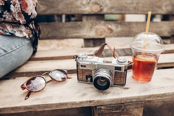 Γυαλιά ηλίου, φωτογραφική μηχανή και λεμονάδα — Φωτογραφία Αρχείου