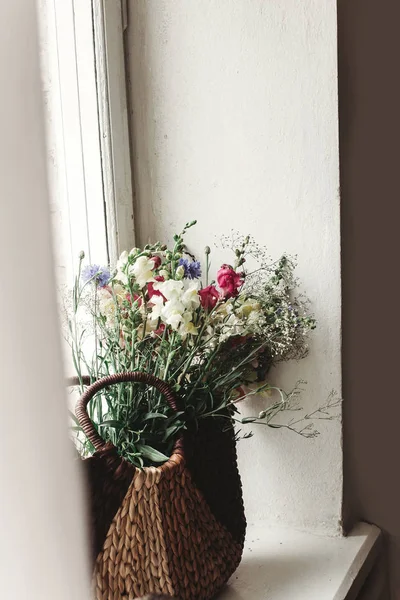 Colore fiori di campo nel cestino — Foto Stock