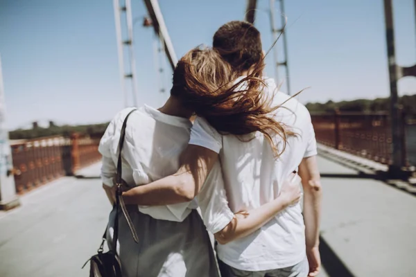 Couple marchant sur le pont — Photo