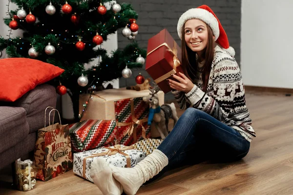 Женщина с подарком на Рождество — стоковое фото
