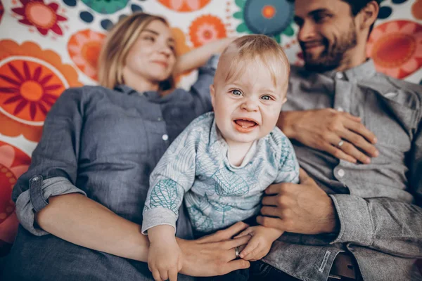 Família bonito descansando na rede boho — Fotografia de Stock