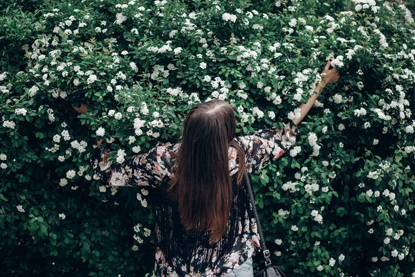 Mujer sosteniendo arbusto floreciente — Foto de Stock