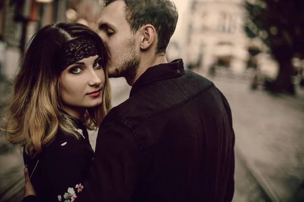 Uomo baciare la testa della sua donna — Foto Stock