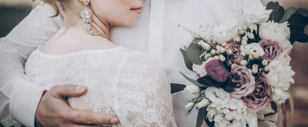Brudgummen kramas leende bruden — Stockfoto