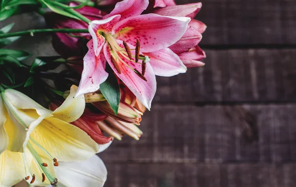 Bouquet di fiori gigli colorati — Foto Stock