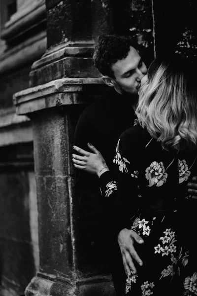 Casal beijando na rua à noite — Fotografia de Stock