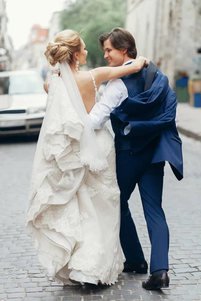 Bruden och brudgummen promenader utomhus — Stockfoto
