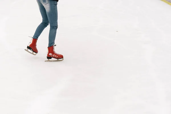 Patenci ayakları üzerinde buz pateni pisti — Stok fotoğraf