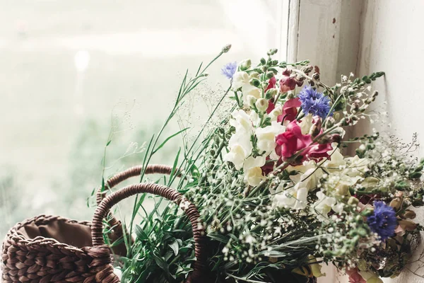 Кольорові дикі квіти на підвіконні — стокове фото