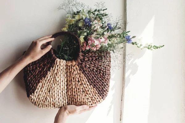 Mano celebración cesta con flores — Foto de Stock