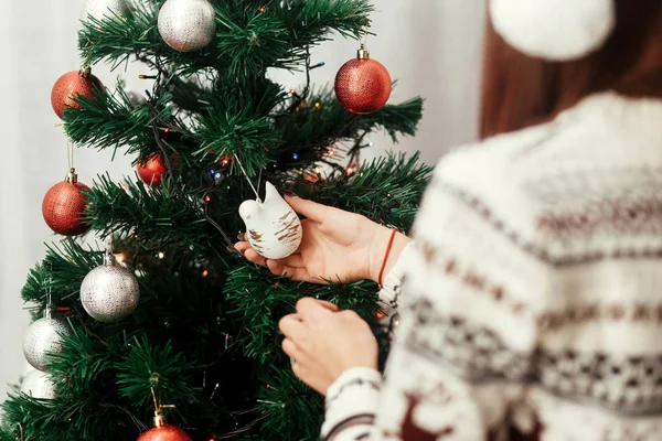 Frau schmückt Weihnachtsbaum — Stockfoto