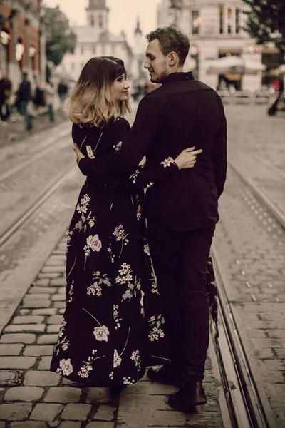 Casal andando na rua da cidade — Fotografia de Stock