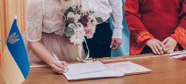 Podpisania rejestru ślubu panna młoda — Zdjęcie stockowe