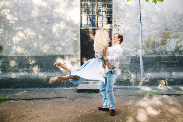 Couple dansant dans la rue — Photo