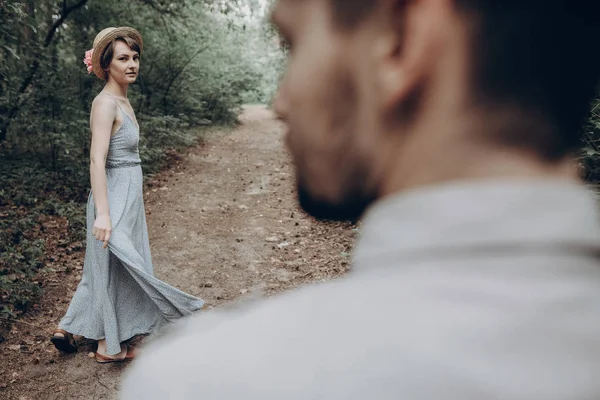 Paar bos wandelen — Stockfoto