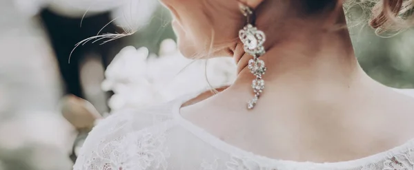 Невеста с букетом глядя на жениха — стоковое фото
