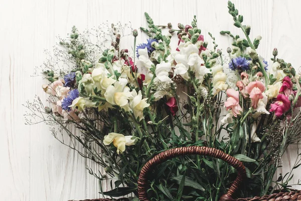 Flores en cesta rústica — Foto de Stock