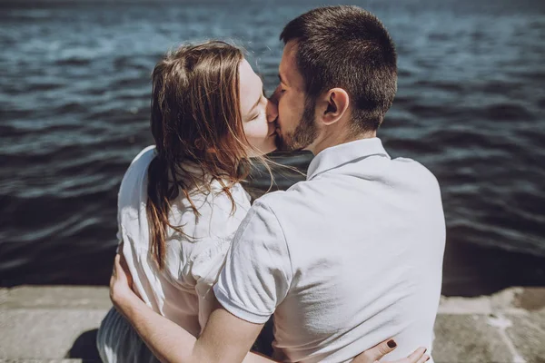 カップルが海の背景にキス — ストック写真