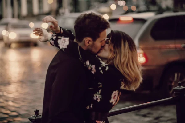 在晚上街上接吻的情侣 — 图库照片