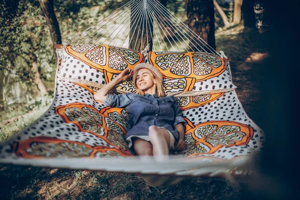 Mujer relajándose en hamaca — Foto de Stock