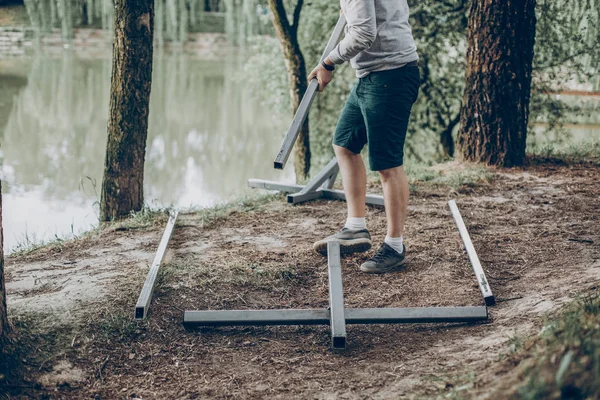 Man constructing hammock — Stock Photo, Image