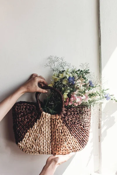 Manos femeninas sosteniendo flores silvestres — Foto de Stock